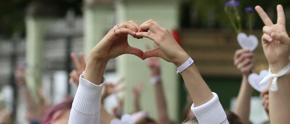 Frauen demonstrierten am Mittwoch mit Blumen und in weißer Kleidung gegen die Polizeigewalt.