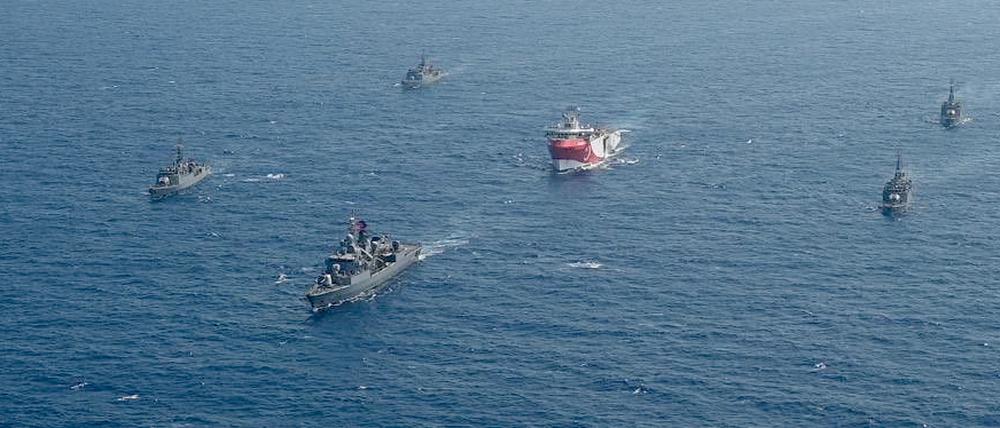 Das türkische Forschungsschiff "Oruc Reis" (M) fährt in Begleitung türkischer Kriegsschiffe über das Mittelmeer.