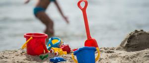 Sandspielzeug steht am Strand des Strandbads Wannsee in Berlin.