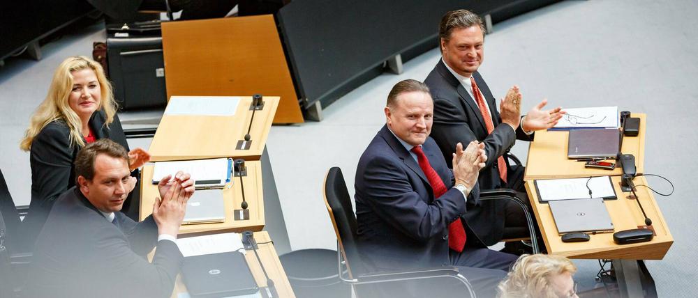Die stellvertretende Vorsitzende der Berliner AfD-Fraktion, Kristin Brinker, hier mit Fraktionschef Georg Pazderski (v.r.) und Frank Christian Hansel, ist zurückgetreten.