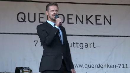 Florian Schroeder bei seinem Auftritt bei der Demo in Stuttgart.