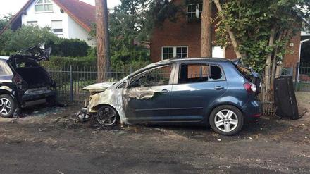 Der Wagen brannte aus, ein davorstehendes Fahrzeug wurde ebenfalls beschädigt.