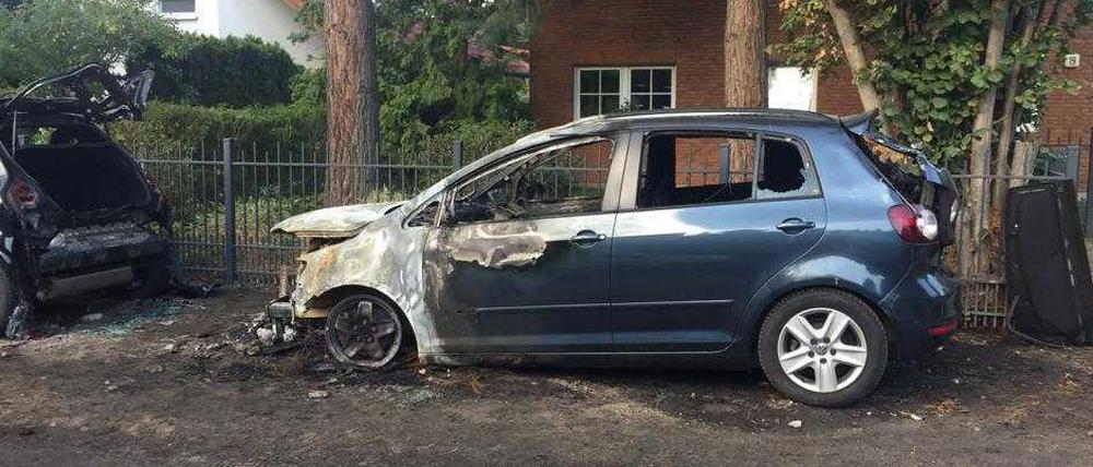 Der Wagen brannte aus, ein davorstehendes Fahrzeug wurde ebenfalls beschädigt.