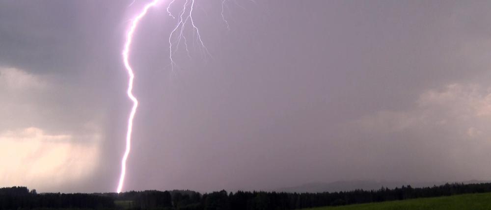 Ein Blitz erhellt den Himmel (Symbolbild).