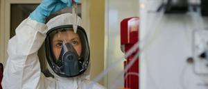 Eine Mitarbeiterin des Nikolai Gamaleya Nationalzentrums für Epidemiologie und Mikrobiologie in Moskau.