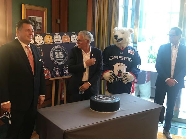 Gruppenbild mit Torte. Geisel, Eisbären-Geschäftsführer Lee, Maskottchen Bully und Gasag-Vorstandsvorsitzender Holtmeier.