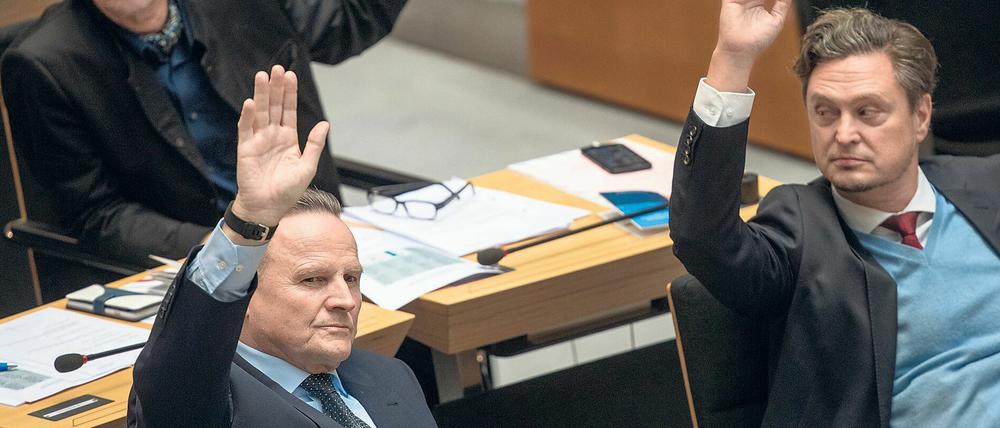 Frank Christian Hansel (v.r., mit Fraktionschef Georg Pazderski) wird von Teilen der Berliner AfD-Fraktion vorgeworfen, sich unbefugt in die Finanzverwaltung der Fraktion eingeschaltet zu haben. Auch deshalb ist der Wirtschaftsprüfer eingeschaltet worden.
