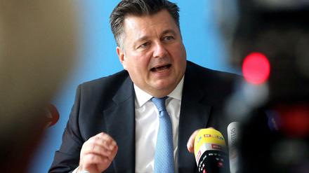 Weil eine Klage zu lange dauere, will Andreas Geisel eine gemeinsame Konferenz mit den Ländern anschieben.