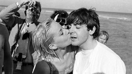 Küsse von einer Fremden – das war Paul McCartney schon 1964 augenscheinlich zu viel der Nähe. In der Corona-Pandemie raten britische Mediziner ganz offiziell davon ab.