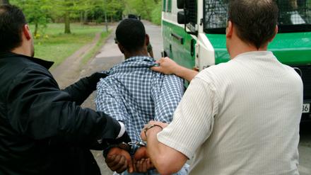 Drogenrazzia in der Hasenheide in Berlin-Neukölln. Wie verbreitet ist das "racial profiling"? 