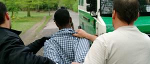 Drogenrazzia in der Hasenheide in Berlin-Neukölln. Wie verbreitet ist das "racial profiling"? 