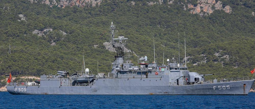 Ein Militärschiff der türkischen Marine liegt vor Anker in der Nähe des türkischen Forschungsschiffs «Oruc Reis» vor der Küste Antalyas im Mittelmeer.