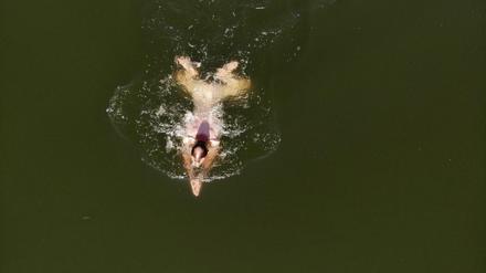 Ein FKK-Schwimmer.