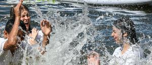 Kinder und Jugendliche planschen in der Ferienanlage am Beetzsee im Wasser.