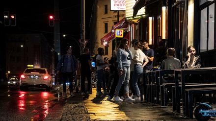 Menschen vor einer Kneipe in Berlin-Mitte.