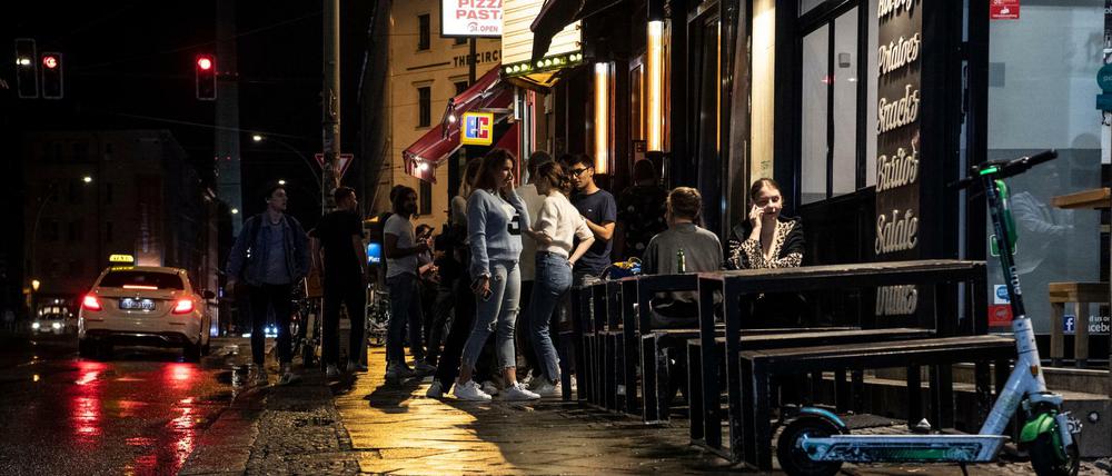 Menschen vor einer Kneipe in Berlin-Mitte.