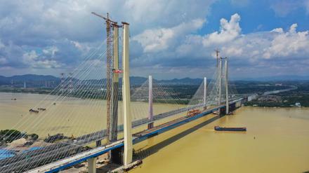 Große Projekte wie die Eisenbahnbrücke in der südchinesischen Provinz Guangdong sollen die chinesische Wirtschaft in Schwung bringen. 