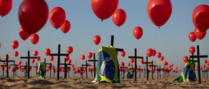 Die Nichtregierungsorganisation ´Rio de Paz» platzierte zum Gedenken der Opfer der Covid-19-Pandemie 1000 rote Luftballons und 100 Kreuze am Strand der Copacabana.