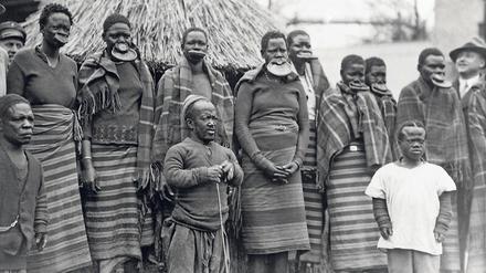 Menschenunwürdig ausgestellt. Angehörige der afrikanischen Sara Kaba. Die Aufnahme entstand in den 1920ern auf einer Völkerschau im Berliner Zoo. Foto: Picture Alliance/Ullstein