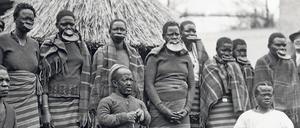 Menschenunwürdig ausgestellt. Angehörige der afrikanischen Sara Kaba. Die Aufnahme entstand in den 1920ern auf einer Völkerschau im Berliner Zoo. Foto: Picture Alliance/Ullstein