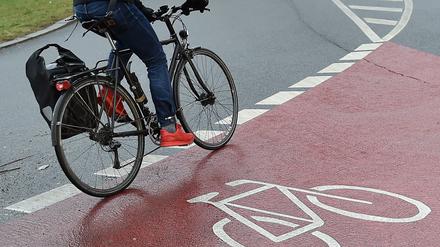 Ein Fahrradfahrer in Berlin. 