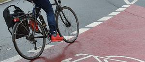 Ein Fahrradfahrer in Berlin.