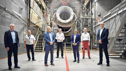 Werksbesuch mit Abstand. MTU Vorstandschef Reiner Winkler (li.) neben DGB-Chef Reiner Hoffmann und Brandenburgs Regierungschef Dietmar Woidke (re.) im Triebwerks-Teststand in Ludwigsfelde. 