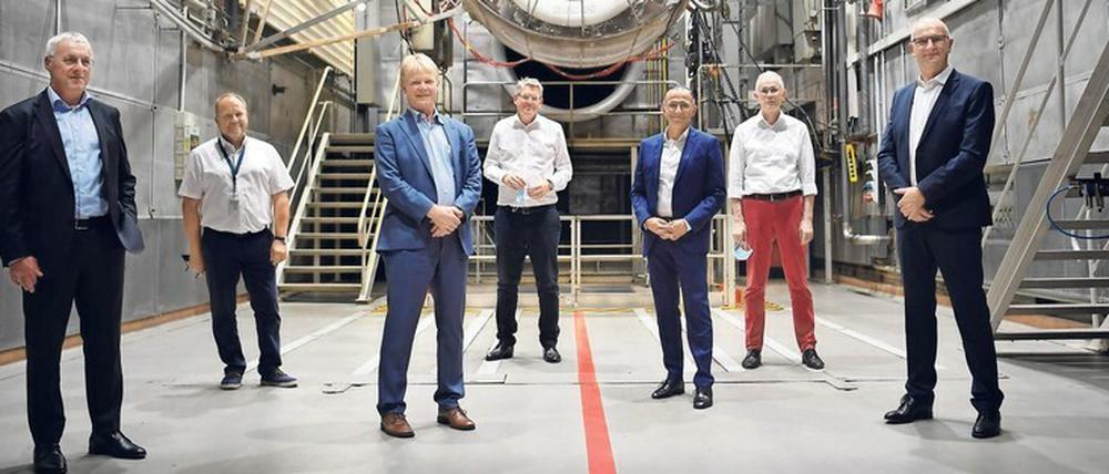 Werksbesuch mit Abstand. MTU Vorstandschef Reiner Winkler (li.) neben DGB-Chef Reiner Hoffmann und Brandenburgs Regierungschef Dietmar Woidke (re.) im Triebwerks-Teststand in Ludwigsfelde.