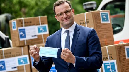 Bundesgesundheitsminister Jens Spahn bei der Übergabe Schutzmasken. 
