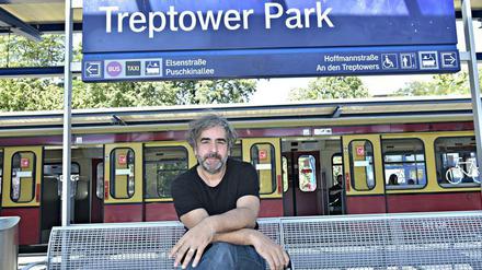 Am S-Bahnhof Treptower Park: Deniz Yücel.