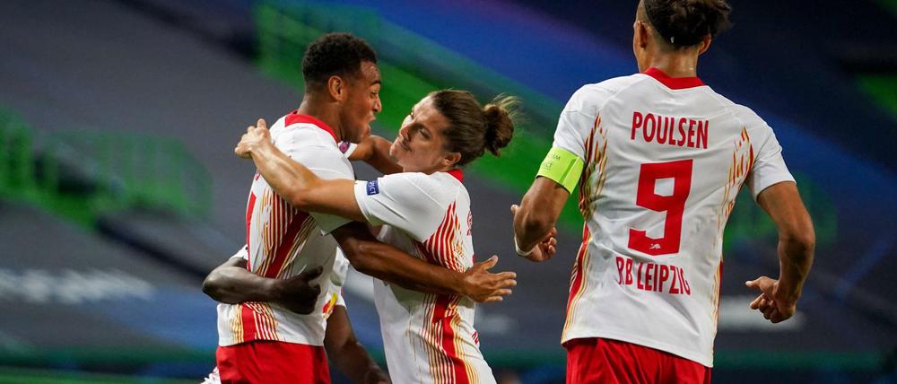 Jubeltrubel: Joker Tyler Adams (links) lässt sich nach seinem späten Siegtreffer feiern.