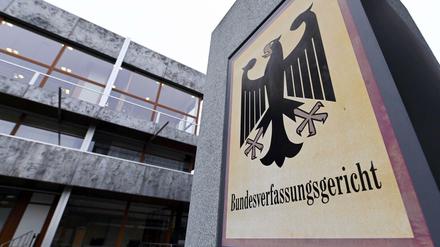 Kläger und Politik werden von einem Urteil überrascht, manche Journalisten nicht. Einige wenige werden vorab informiert.