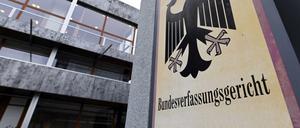 Kläger und Politik werden von einem Urteil überrascht, manche Journalisten nicht. Einige wenige werden vorab informiert.