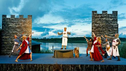 Das "Spamalot"-Ensemble, hier auf der Seebühne Wustrau