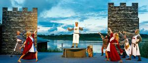 Das "Spamalot"-Ensemble, hier auf der Seebühne Wustrau