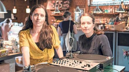 Regale statt Barhocker. Die Unternehmerinnen Jess Schmidt (links) und Ann Franke in den Räumen ihrer Kneipe.