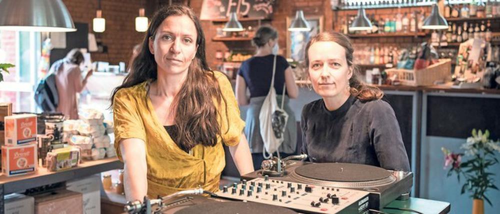 Regale statt Barhocker. Die Unternehmerinnen Jess Schmidt (links) und Ann Franke in den Räumen ihrer Kneipe.