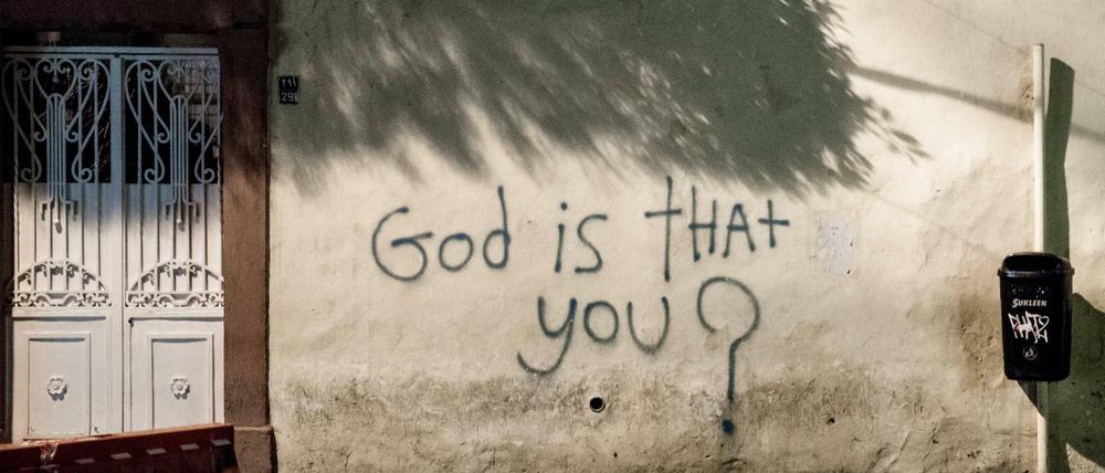 "Gott, bist Du das?" fragt dieses Grafitti in einer Straße von Mar Mirkhael.