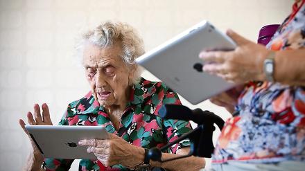 Zum Lernen ist es nie zu spät: Hildegard Weide, Jahrgang 1912, testet in im Modellprojekt "Cyber-Haus 2.0" in Magdeburg ein Tablet.