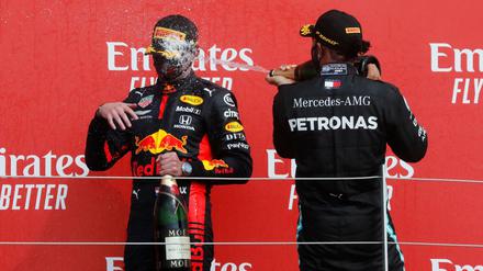 Max Verstappen bekommt von Lewis Hamilton eine Dusche.