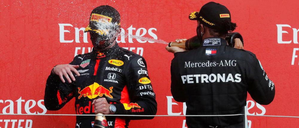 Max Verstappen bekommt von Lewis Hamilton eine Dusche.