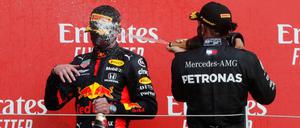 Max Verstappen bekommt von Lewis Hamilton eine Dusche.