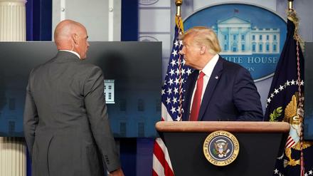 Abbruch: Ein Sicherheitsbeamter geleitet US-Präsident Trump aus der Pressekonferenz. 