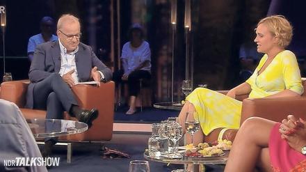 Danke, dass Sie gekommen sind. Hubertus Meyer-Burkhardt, Talkgast Caren Miosga und – erstmals seit Monaten wieder Zuschauer im Studio der „NDR Talkshow“.