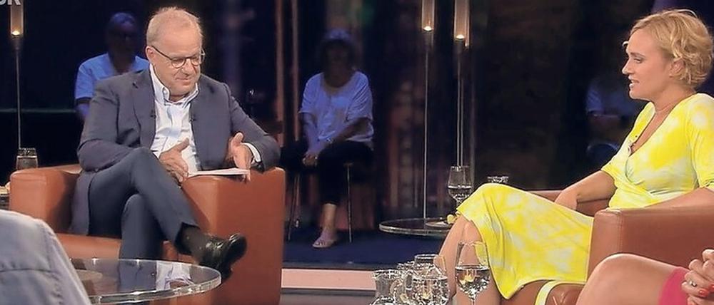 Danke, dass Sie gekommen sind. Hubertus Meyer-Burkhardt, Talkgast Caren Miosga und – erstmals seit Monaten wieder Zuschauer im Studio der „NDR Talkshow“.