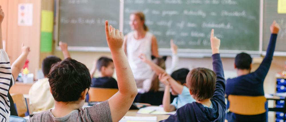 Finger hoch! In Berlin geht am Montag die Schule wieder los.