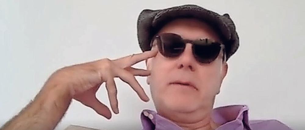 Waldspaziergang? Nein. 500 Videokolumnen sind Harald Schmidt genug.