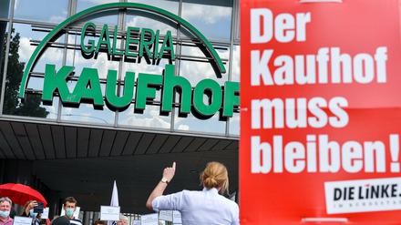 Linkspartei-Plakat für Kaufhof-Erhalt vor Kaufhof-Filiale.