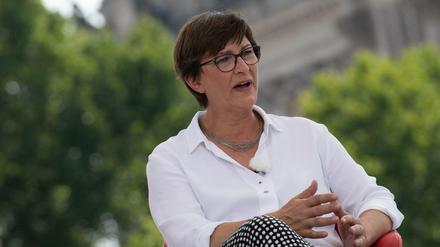 09.08.2020, Berlin: Die SPD-Bundesvorsitzende Saskia Esken äußert sich im ARD-Sommerinterview zur aktuellen Lage ihrer Partei und anderen politischen Themen. Foto: Paul Zinken/dpa-Zentralbild/dpa +++ dpa-Bildfunk +++