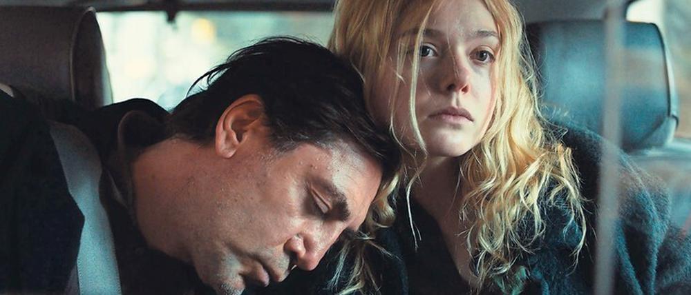 Molly (Elle Fanning) muss mal wieder ihren verirrten Vater (Javier Bardem) einsammeln.